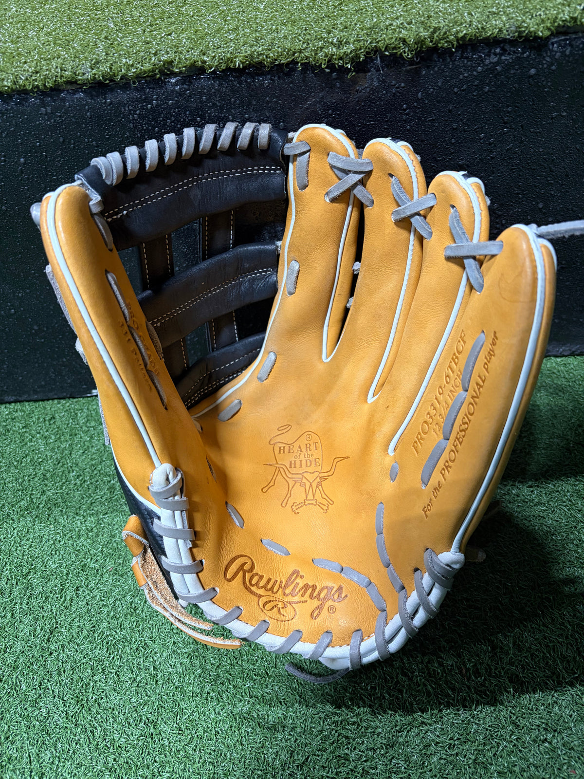 Rawlings Heart of the Hide Outfield Glove 12.75"