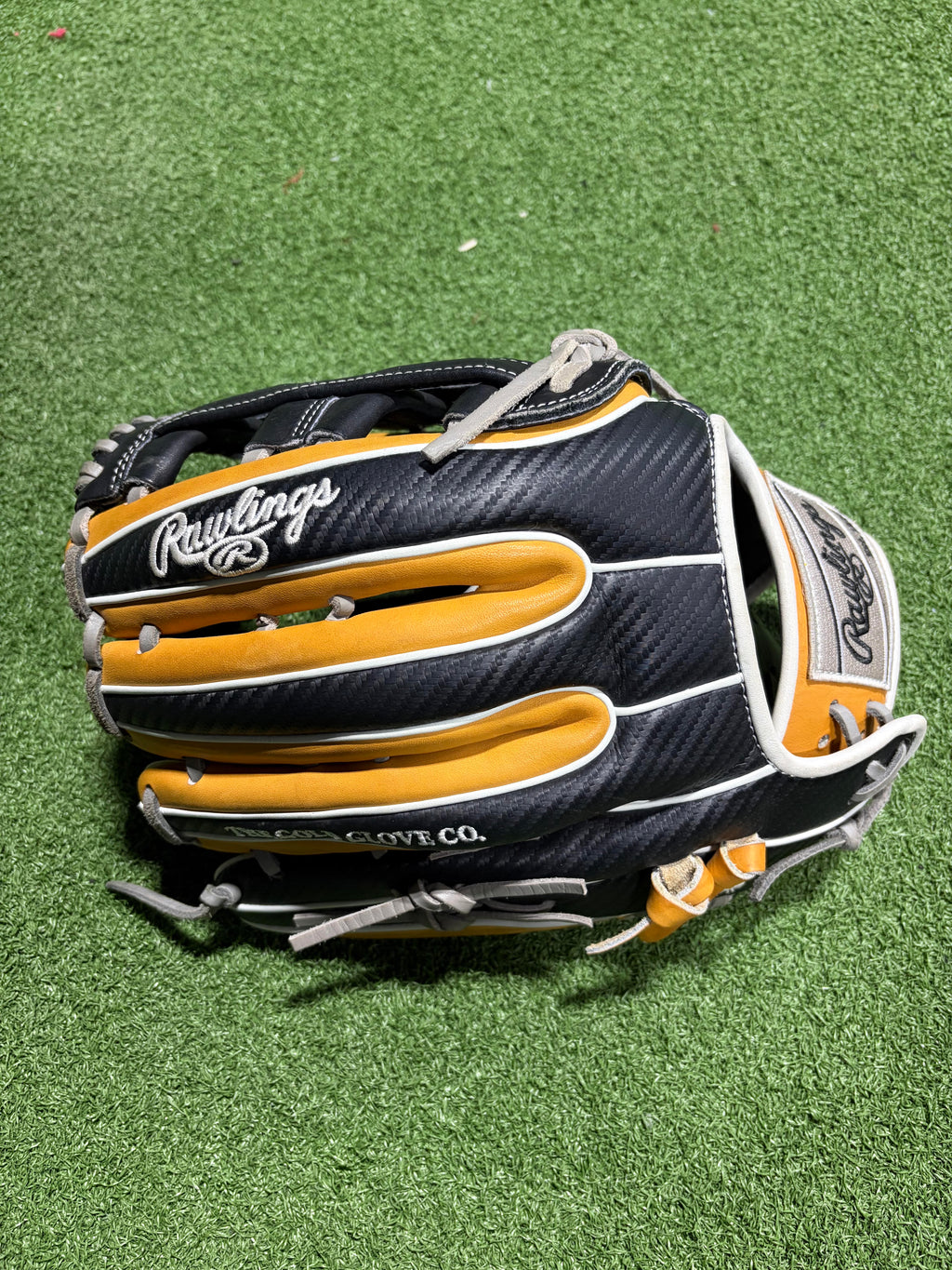 Rawlings Heart of the Hide Outfield Glove 12.75"